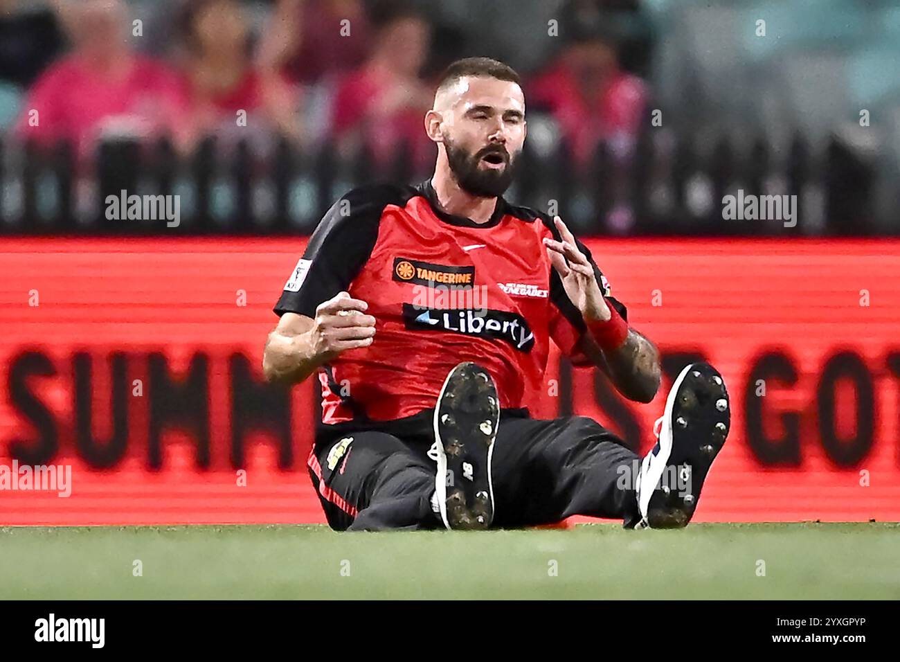 Sydney, Australien. Dezember 2024. Kane Richardson von Melbourne Renegades reagiert, nachdem er beim Big Bash League Spiel zwischen Sydney Sixers und Melbourne Renegades auf dem Sydney Cricket Ground einen Fang abgelegt hat. Die Sydney Sixers gewinnen ihr Eröffnungsspiel der Big Bash League gegen Melbourne Renegades auf dem Sydney Cricket Ground mit 5 Wickets (9 Bälle übrig). Melbourne Renegades: 169/7 (20 Overs), Sydney Sixers 172/5 (18,3 Overs). Quelle: SOPA Images Limited/Alamy Live News Stockfoto