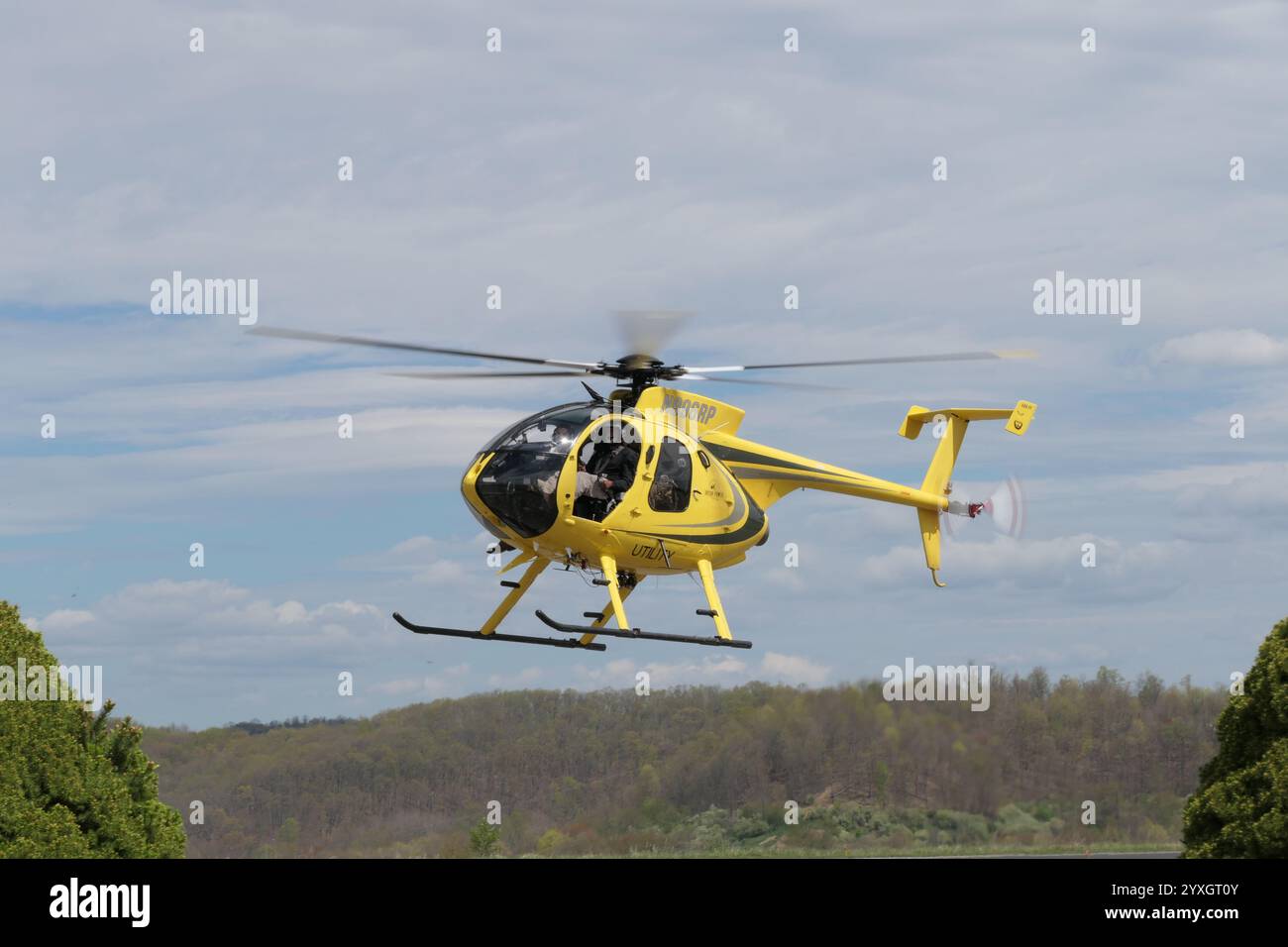 Unser MD530 kehrt von einer Powerline-Patrouille in West Virginia zurück. Sonniges Wetter und ruhiger Himmel sorgten für einen sicheren Flug auf der Suche nach Netzproblemen Stockfoto