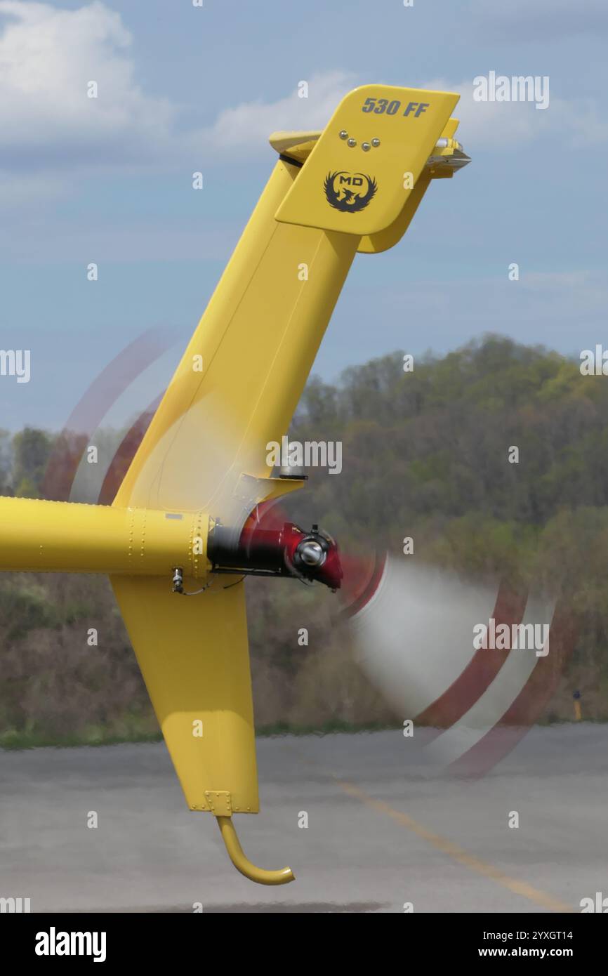 Unser MD530 kehrt von einer Powerline-Patrouille in West Virginia zurück. Sonniges Wetter und ruhiger Himmel sorgten für einen sicheren Flug auf der Suche nach Netzproblemen Stockfoto