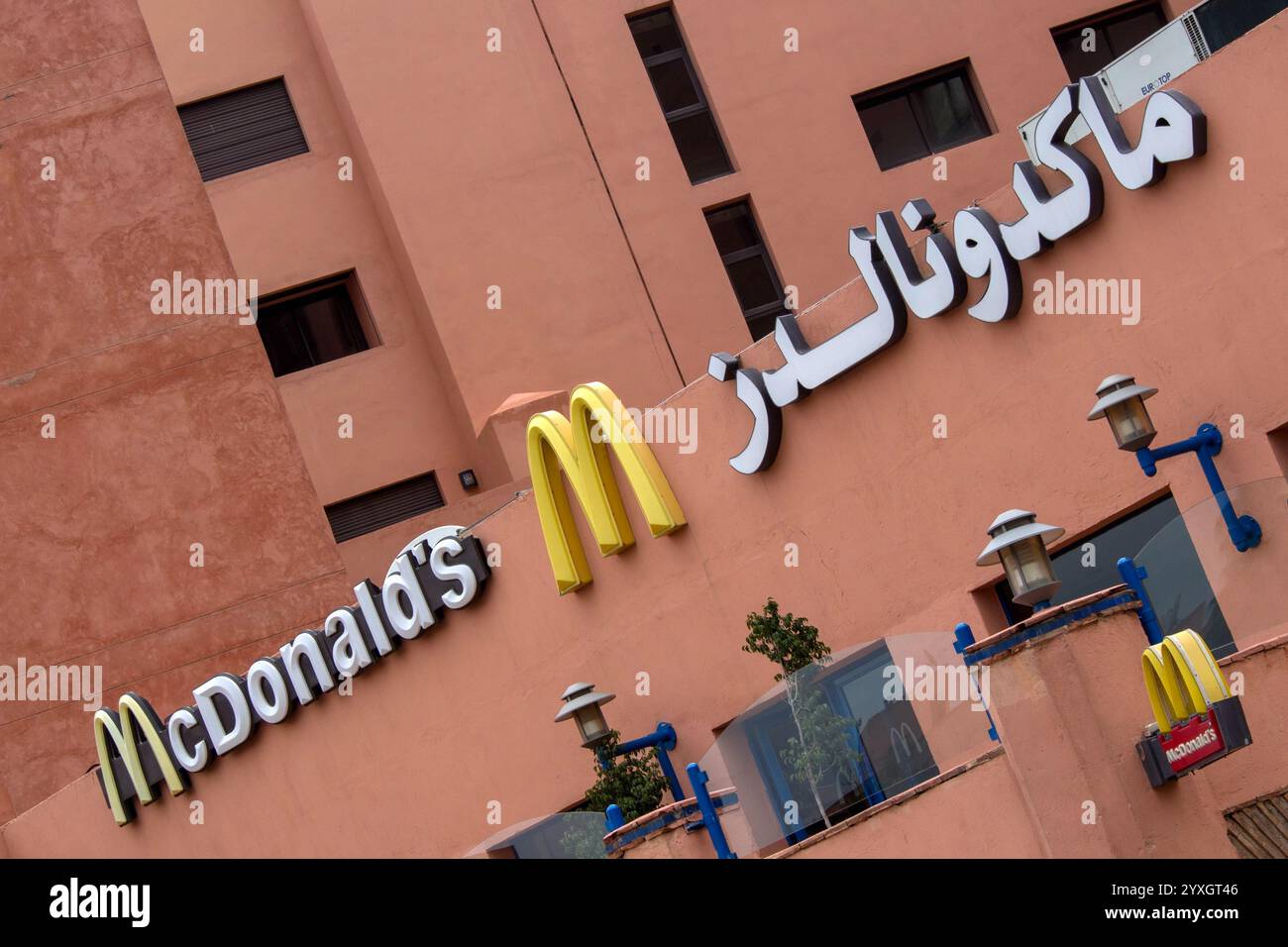 MARRAKECH, MAROKKO - 23. JANUAR 2014: McDonalds unterschreiben auf Englisch und Arabisch auf einem modernen Gebäude Stockfoto