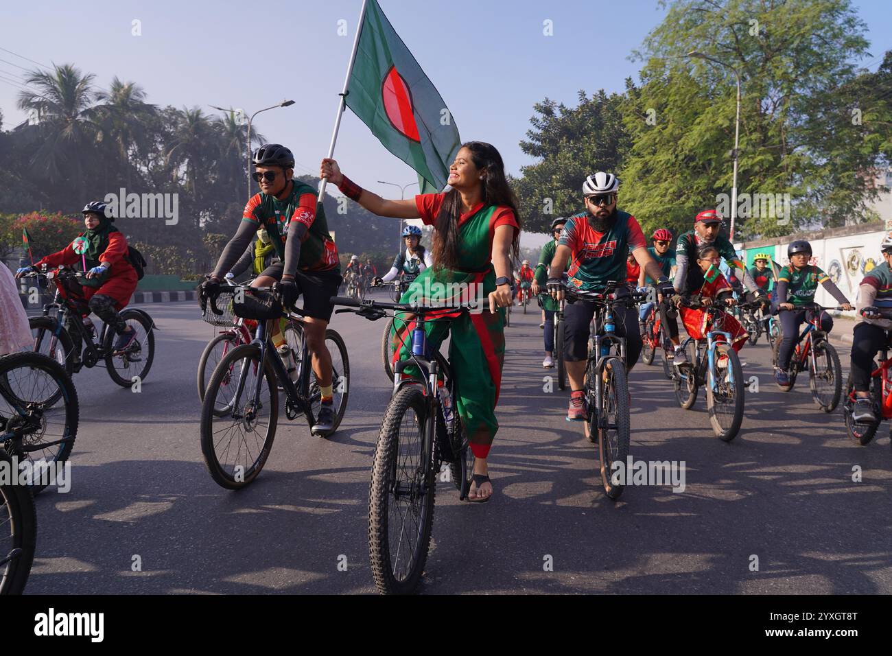 Dhaka, Bangladesch. Dezember 2024. Bangladesch feierte seinen 53. Siegtag mit einer lebhaften Radtour in Dhaka. Von der Manik Mia Avenue aus fuhren Radfahrer jeden Alters durch Mohakhali, Gulshan, Hatirjheel und Karwan Bazar, bevor es zurück zum Ausgangspunkt geht. Die Veranstaltung förderte Einheit, Patriotismus und Umweltbewusstsein und hob die Vorteile von umweltfreundlichem Transport und gesundem Leben hervor. Regierungsbeamte und Kulturschaffende nahmen Teil, um die Opfer des Befreiungskrieges 1971 zu ehren. (Kreditbild: © Rubel Karmaker/ZUMA Press Wire) REDAKTIONELLE VERWENDUNG O Stockfoto