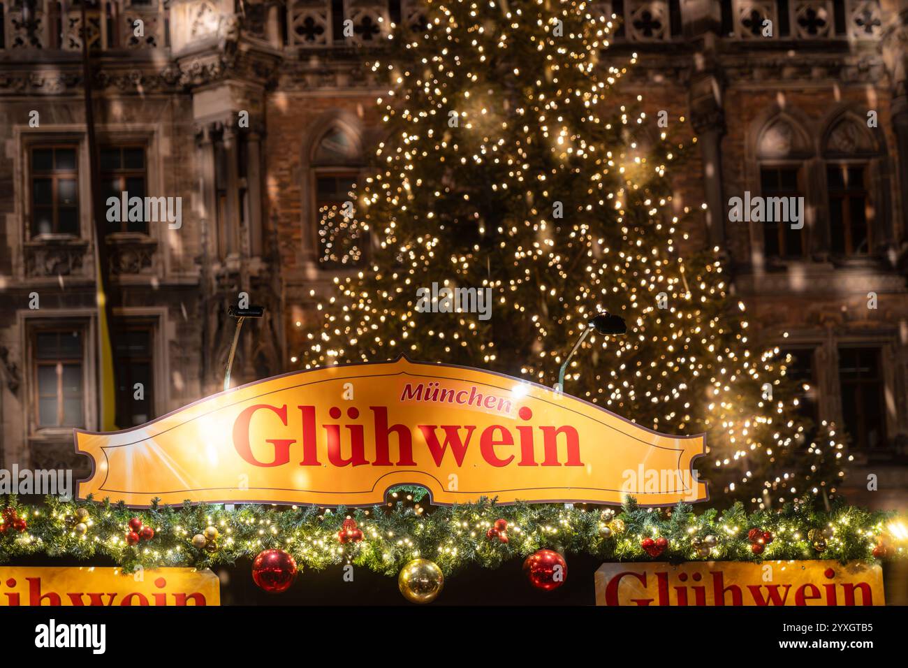 Verkaufsstand mit Glühwein auf einem Weihnachtsmarkt in München am Abend Stockfoto