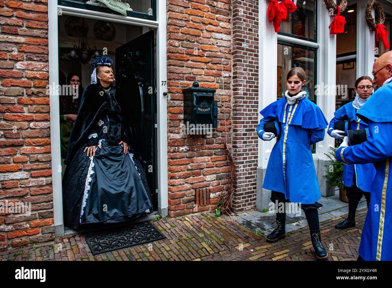 Dezember, Deventer. Jedes Jahr, um dieses Datum herum, wird die Welt des englischen Schriftstellers Charles Dickens aus dem 19. Jahrhundert in der schönen niederländischen Stadt Deventer wiederbelebt – mehr als 950 Charaktere aus den berühmten Büchern von Dickens kehren zum Leben zurück. Stockfoto