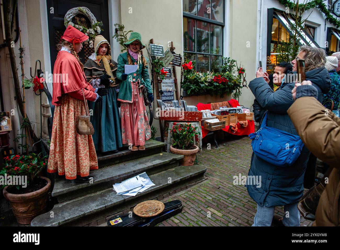 Dezember, Deventer. Jedes Jahr, um dieses Datum herum, wird die Welt des englischen Schriftstellers Charles Dickens aus dem 19. Jahrhundert in der schönen niederländischen Stadt Deventer wiederbelebt – mehr als 950 Charaktere aus den berühmten Büchern von Dickens kehren zum Leben zurück. Stockfoto