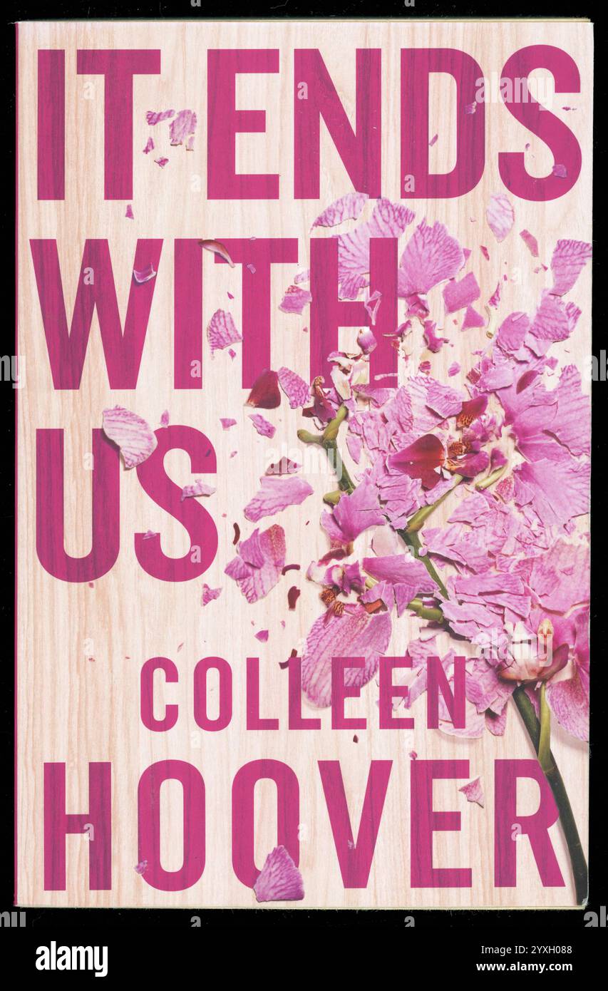 Gebrauchtes Exemplar mit dem Titelbild des populären amerikanischen Taschenbuchs „IT Ends With US“ der Schriftstellerin Colleen Hoover, das in Boston, Massachusetts, USA spielt und jetzt ein Film ist. Dieses Exemplar wurde 2016 veröffentlicht. Stockfoto