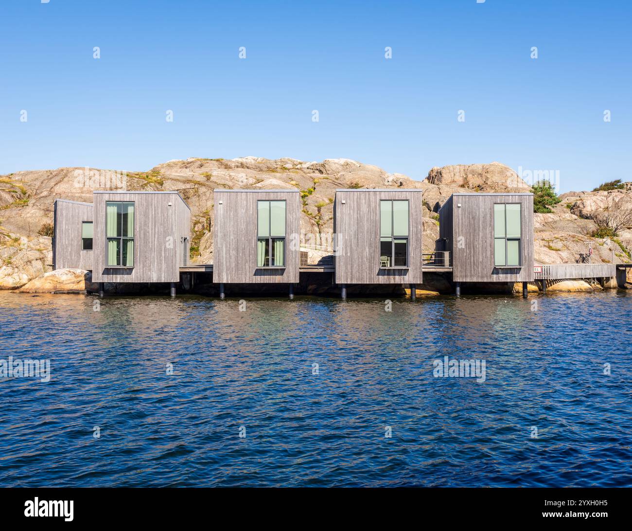 Vorderansicht der fünf Gaststudios des Nordischen Aquarellmuseums in Skärhamn, Schweden. Stockfoto