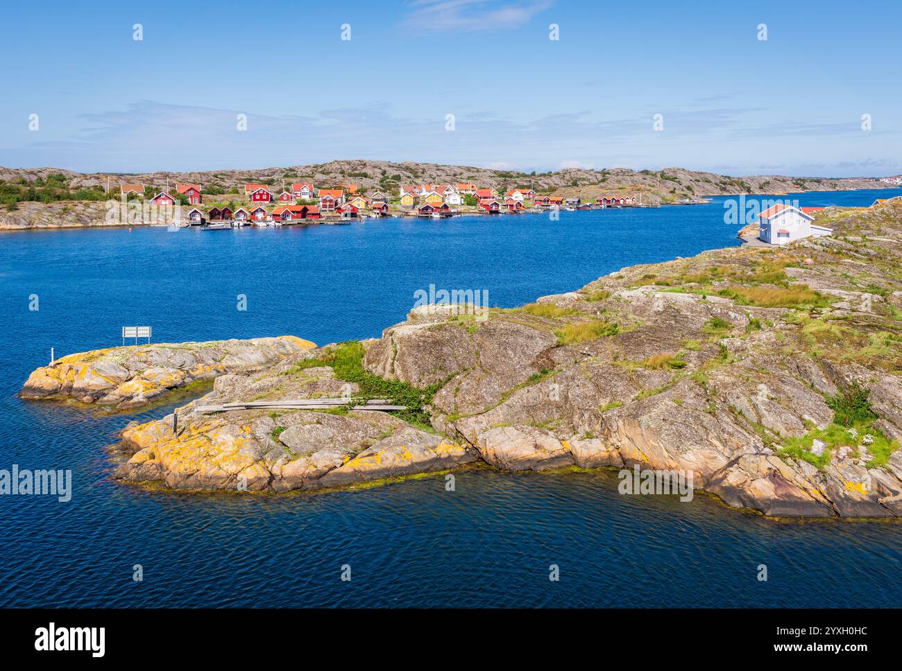Bewohnte Inseln mit typisch rot bemalten Häusern in der Provinz Bohuslän in Schweden. Stockfoto