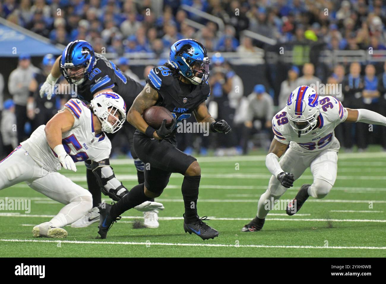 DETROIT, MI - 15. DEZEMBER: Detroit Lions RB Jahmyr Gibbs (26) bricht seinen Lauf draußen mit Buffalo Bills CB Cam Lewis (39) und versucht, den Winkel während des Spiels zwischen Buffalo Bills und Detroit Lions am 15. Dezember 2024 im Ford Field in Detroit, MI (Foto: Allan Dranberg/CSM) abzuschneiden (Foto: © Allan Dranberg/Cal Sport Media) Stockfoto