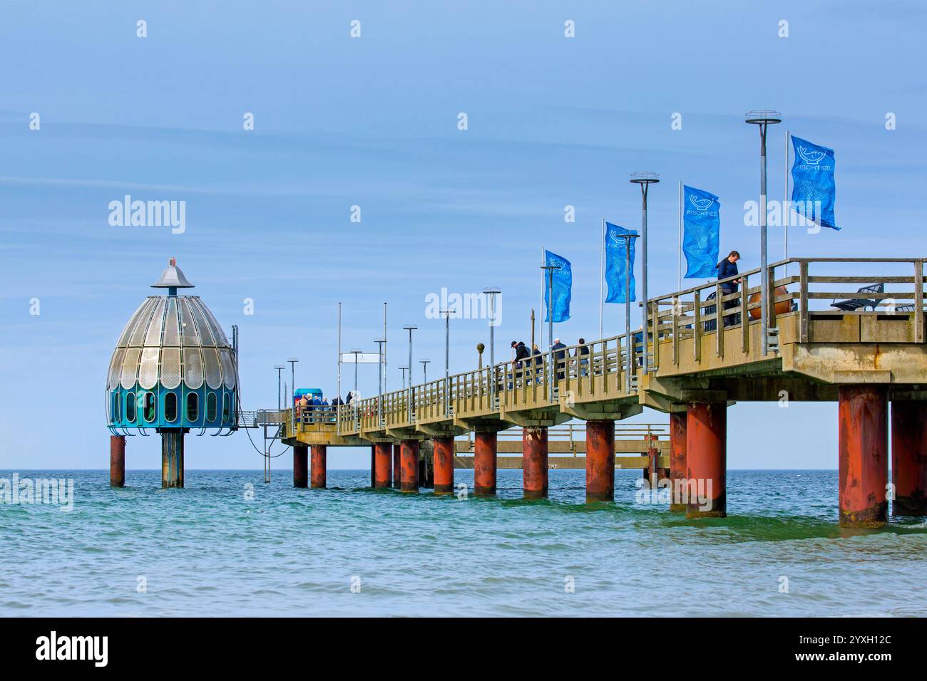 U-Boot-Tauchbahn und Zingst-Vergnügungspier / Seebrücke, Halbinsel Fischland-Darß-Zingst entlang der Ostsee, Mecklenburg-Vorpommern, Deutschland Stockfoto