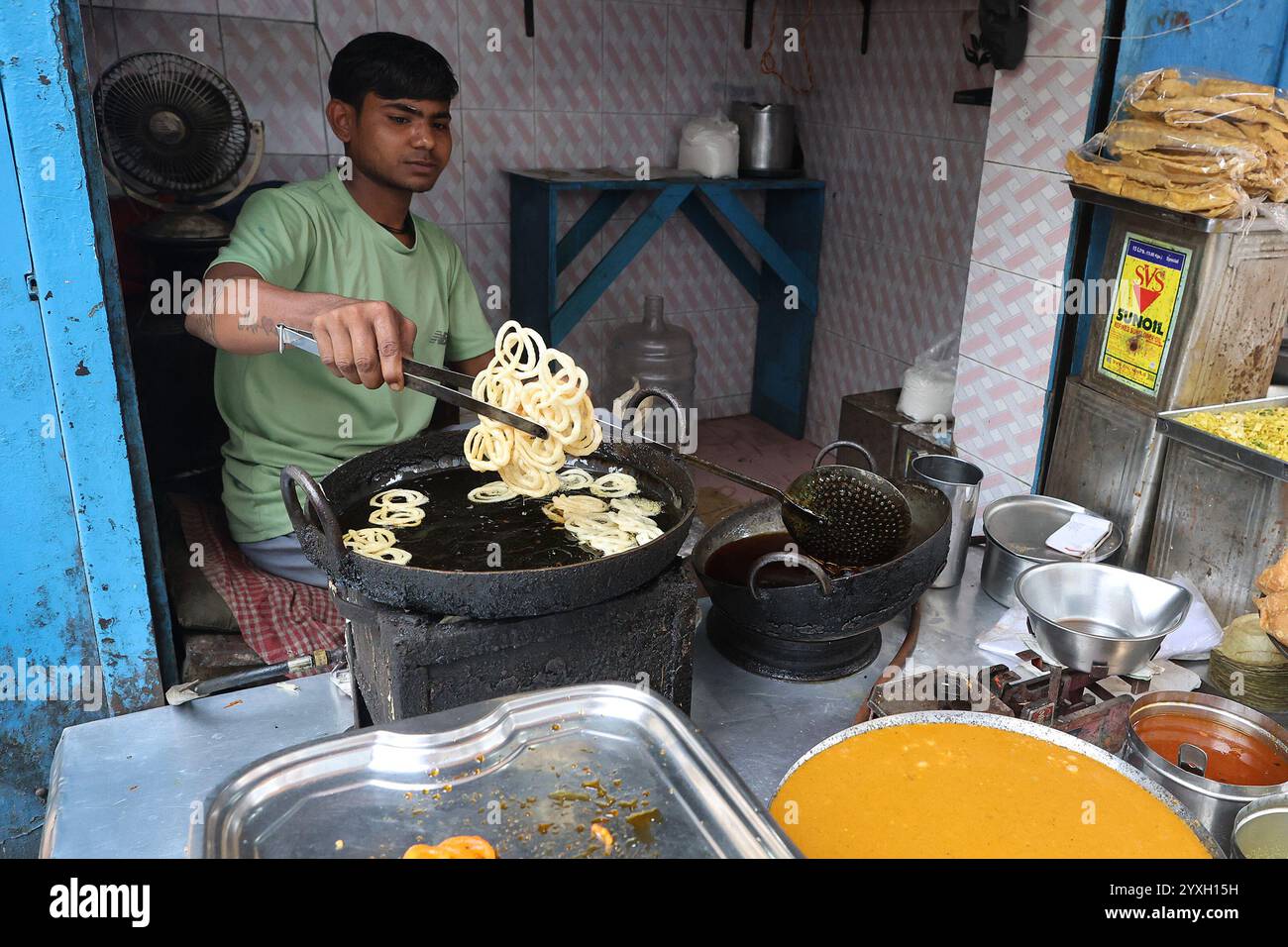 Händler, der Jalebi an einem Imbissstand im Stadtteil George Town in Chennai, Tamil Nadu, Indien, frittiert Stockfoto