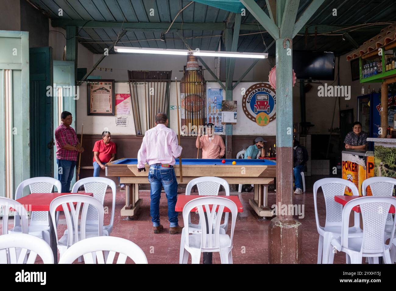 8. Juli 2023: Einheimische Spielen Pool In Bar, Pijao, Quindío, Kolumbien Stockfoto