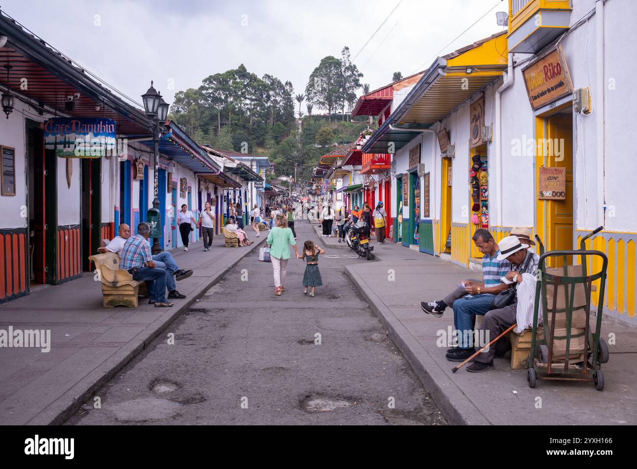 11. Juli 2023: Busy Street with in Salento, Quindío, Kolumbien Stockfoto