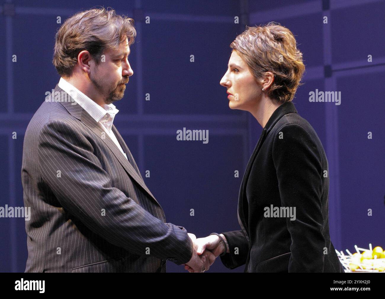 Daniel Ryan (Mike Drysdale), Tamsin Greig (Meredith Guest) in GETHSEMANE von David Hare im Cottesloe Theatre, National Theatre (NT), London SE1 11/11/2008 Set-Design: Bob Crowley Kostüme: Fotini Dimou Beleuchtung: Mark Henderson Regisseur: Howard Davies Stockfoto