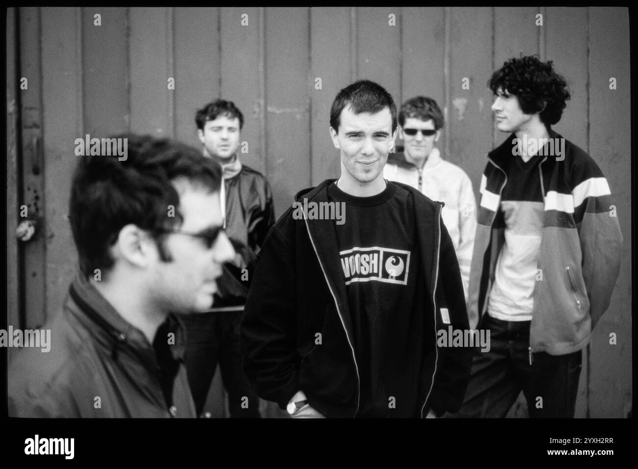 SUPER FURRY ANIMALS, YOUNG, CIAN CIARAN CENTRE, FULL GROUP PORTRAIT, 1997: Walisische Band Super Furry Animals (Dafydd Ieuan, Guto Pryce, Cian Ciaran, Huw Bunford, Gruff Rhys) vor ihrem Proberaum in Cardiff Bay, Wales, Großbritannien im Juni 1997. Foto: Rob Watkins. INFO: Super Furry Animals, eine walisische Psychedelic-Rock-Band, die 1993 gegründet wurde, brachte einen eklektischen Sound, der Rock, Pop und elektronische Elemente vereint. Alben wie „Radiator“ und „Fuzzy Logic“ zeigten ihren erfinderischen und genretrotzenden Ansatz und festigten ihren Status als Pioniere in der alternativen Musikszene. Stockfoto