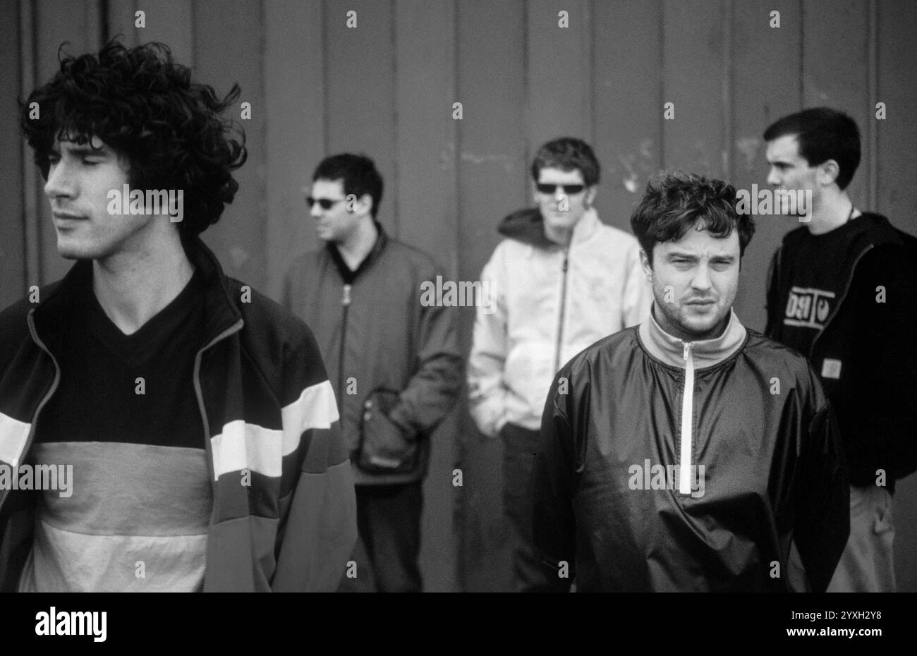 SUPER FURRY ANIMALS, DAFYDD IEUAN DRUMS IN FOCUS, FULL GROUP PORTRAIT, 1997: Walisische Band Super Furry Animals (Dafydd Ieuan, Guto Pryce, Cian Ciaran, Huw Bunford, Gruff Rhys) vor ihrem Proberaum in Cardiff Bay, Wales, Großbritannien im Juni 1997. Foto: Rob Watkins. INFO: Super Furry Animals, eine walisische Psychedelic-Rock-Band, die 1993 gegründet wurde, brachte einen eklektischen Sound, der Rock, Pop und elektronische Elemente vereint. Alben wie „Radiator“ und „Fuzzy Logic“ zeigten ihren erfinderischen und genretrotzenden Ansatz und festigten ihren Status als Pioniere in der alternativen Musikszene. Stockfoto