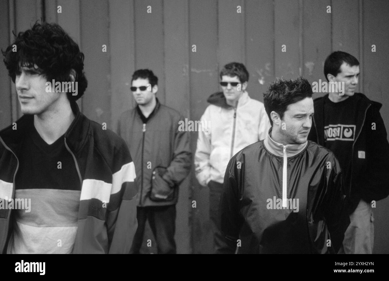 SUPER FURRY ANIMALS, DAFYDD IEUAN DRUMS IN FOCUS, FULL GROUP PORTRAIT, 1997: Walisische Band Super Furry Animals (Dafydd Ieuan, Guto Pryce, Cian Ciaran, Huw Bunford, Gruff Rhys) vor ihrem Proberaum in Cardiff Bay, Wales, Großbritannien im Juni 1997. Foto: Rob Watkins. INFO: Super Furry Animals, eine walisische Psychedelic-Rock-Band, die 1993 gegründet wurde, brachte einen eklektischen Sound, der Rock, Pop und elektronische Elemente vereint. Alben wie „Radiator“ und „Fuzzy Logic“ zeigten ihren erfinderischen und genretrotzenden Ansatz und festigten ihren Status als Pioniere in der alternativen Musikszene. Stockfoto