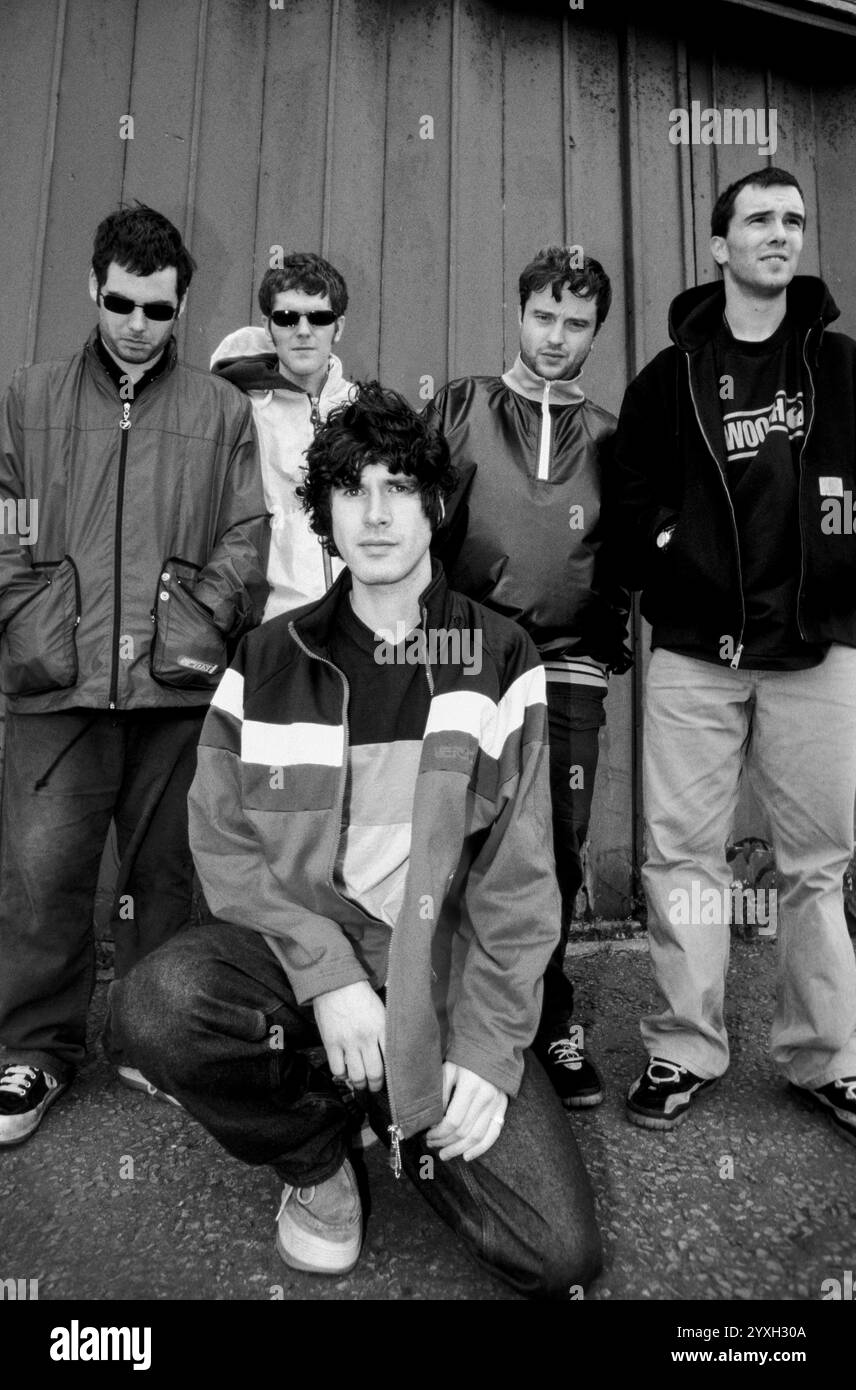 SUPER FURRY ANIMALS, YOUNG, GRUFF RHYS CENTRE, FULL GROUP PORTRAIT, 1997: Walisische Band Super Furry Animals (Dafydd Ieuan, Guto Pryce, Cian Ciaran, Huw Bunford, Gruff Rhys) vor ihrem Proberaum in Cardiff Bay, Wales, Großbritannien im Juni 1997. Foto: Rob Watkins. INFO: Super Furry Animals, eine walisische Psychedelic-Rock-Band, die 1993 gegründet wurde, brachte einen eklektischen Sound, der Rock, Pop und elektronische Elemente vereint. Alben wie „Radiator“ und „Fuzzy Logic“ zeigten ihren erfinderischen und genretrotzenden Ansatz und festigten ihren Status als Pioniere in der alternativen Musikszene. Stockfoto