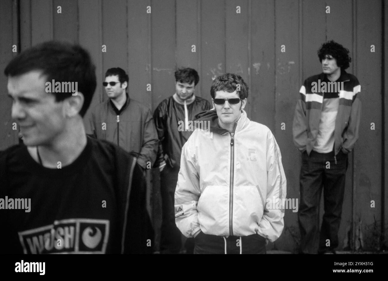 SUPER FURRY ANIMALS, YOUNG, HUW BUNFORD IN FOCUS, FULL GROUP PORTRAIT, 1997: Walisische Band Super Furry Animals (Dafydd Ieuan, Guto Pryce, Cian Ciaran, Huw Bunford, Gruff Rhys) vor ihrem Proberaum in Cardiff Bay, Wales, Großbritannien im Juni 1997. Foto: Rob Watkins. INFO: Super Furry Animals, eine walisische Psychedelic-Rock-Band, die 1993 gegründet wurde, brachte einen eklektischen Sound, der Rock, Pop und elektronische Elemente vereint. Alben wie „Radiator“ und „Fuzzy Logic“ zeigten ihren erfinderischen und genretrotzenden Ansatz und festigten ihren Status als Pioniere in der alternativen Musikszene. Stockfoto