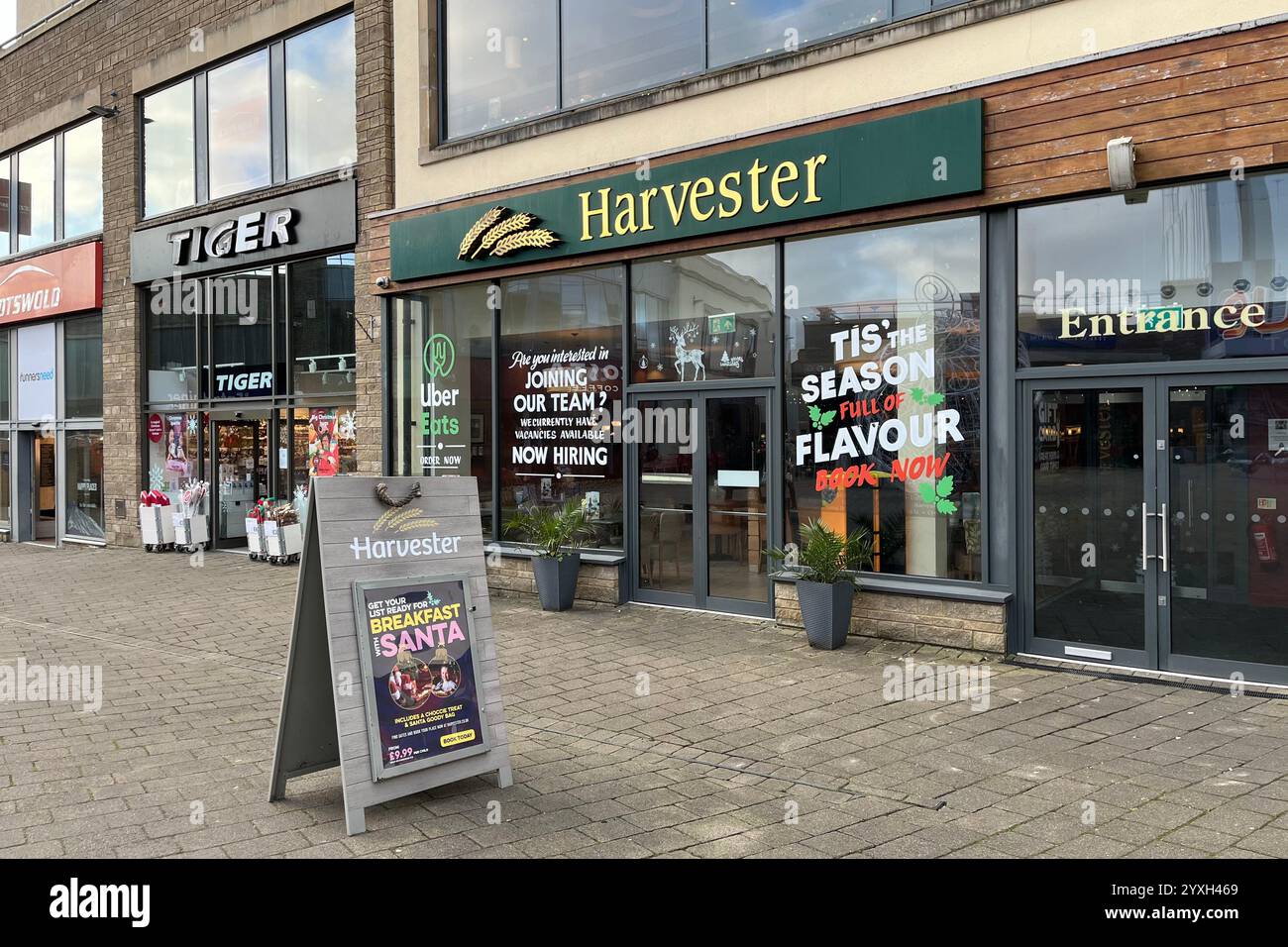 Harvester Restaurant am St. Catherine's Walk. Carmarthen, Wales, Vereinigtes Königreich. Dezember 2024. Stockfoto