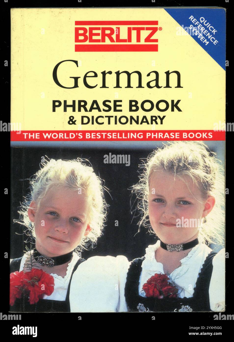 Altes gebrauchtes Buch Berlitz Deutsches Phrasendbuch & Wörterbuch. 1. Pub 1986, 18. Ausgabe, 1996, weißer Hintergrund Stockfoto