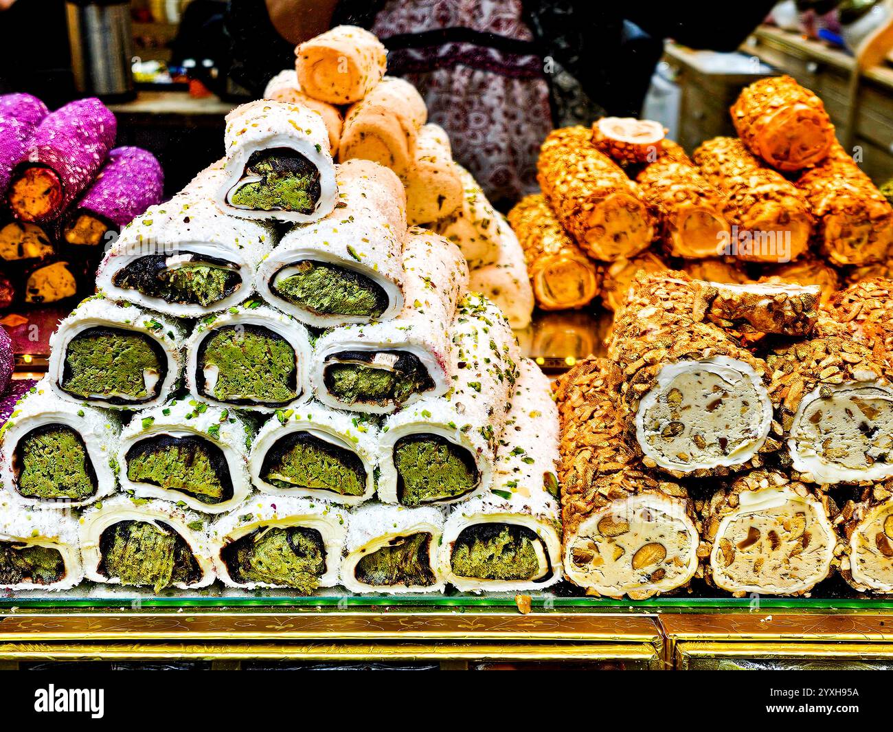 Türkische Süßigkeiten zum Verkauf auf dem Gewürzmarkt in Istanbul, Turkiye (Türkei) Stockfoto