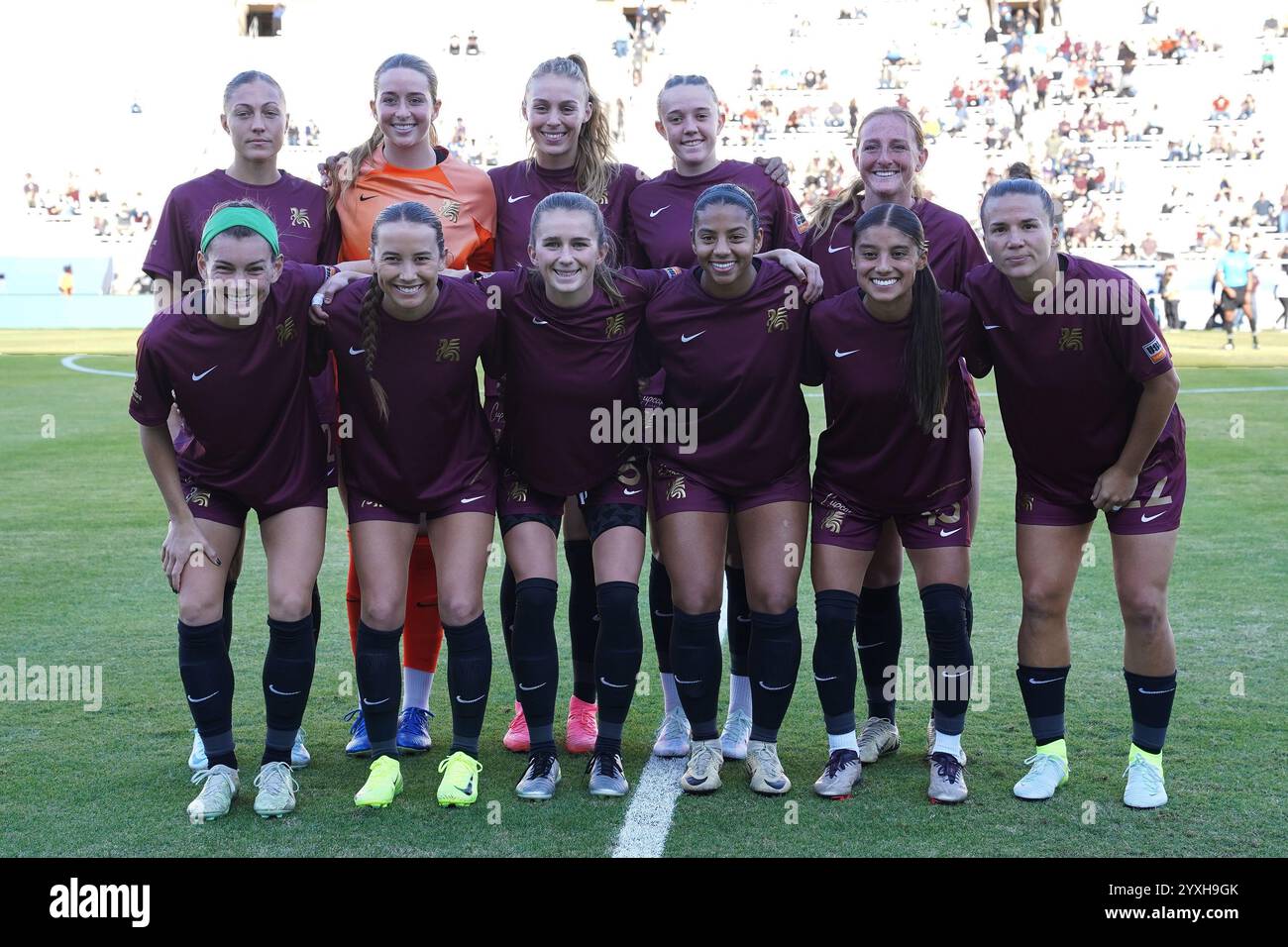 Dallas, Texas, USA. Dezember 2024. Spieler von Dallas Trinity FC posieren für Fotos, bevor sie das USL Super League Spiel zwischen Dallas Trinity FC und Brooklyn FC im Cotton Bowl Stadium starten. Brooklyn FC schlägt Dallas Trinity FC 1:0. Am 14. Dezember 2024 in Dallas, Texas. (Kreditbild: © Javier Vicencio/eyepix via ZUMA Press Wire) NUR REDAKTIONELLE VERWENDUNG! Nicht für kommerzielle ZWECKE! Stockfoto