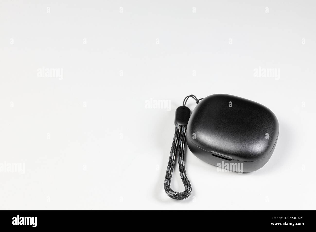 Kabellose Bluetooth-Ladetasche isoliert auf weißem Hintergrund. Stockfoto