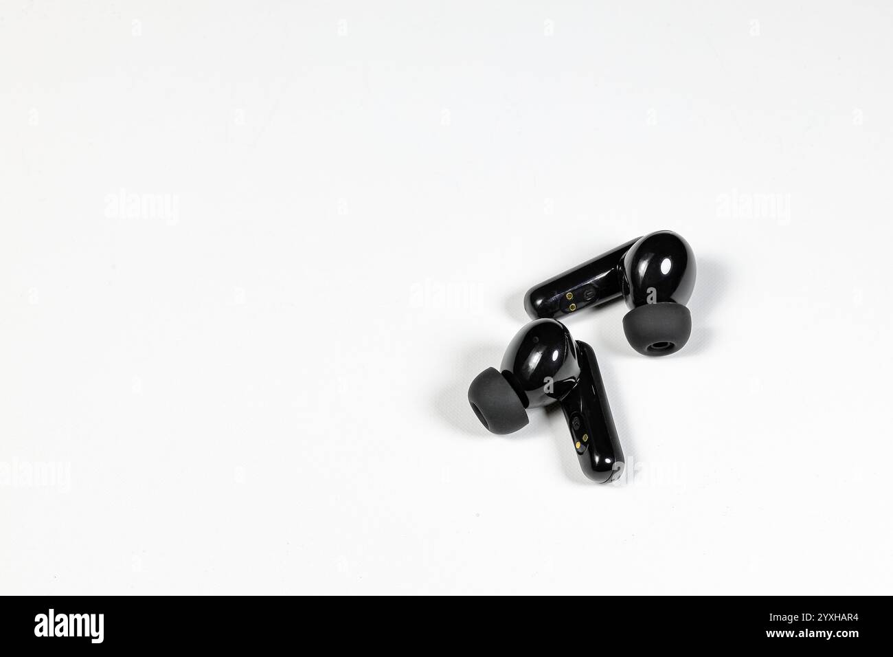 Kabelloser bluetooth-Kopfhörer oder -Ohrhörer oder -Kopfhörer, isoliert auf weißem Hintergrund. Stockfoto