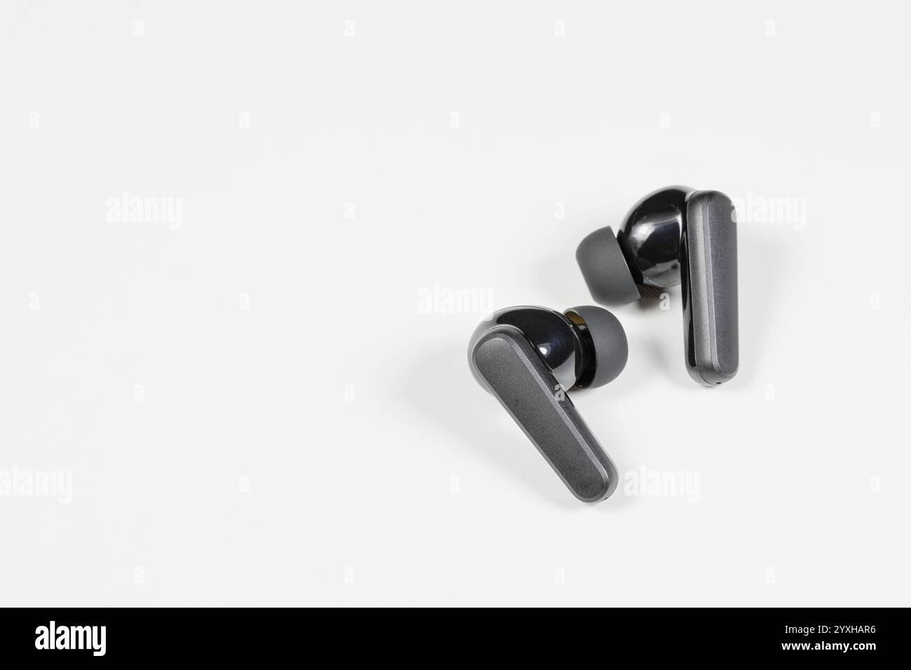 Kabelloser Bluetooth-Kopfhörer oder -Ohrhörer oder -Kopfhörer, isoliert auf weißem Hintergrund. Stockfoto