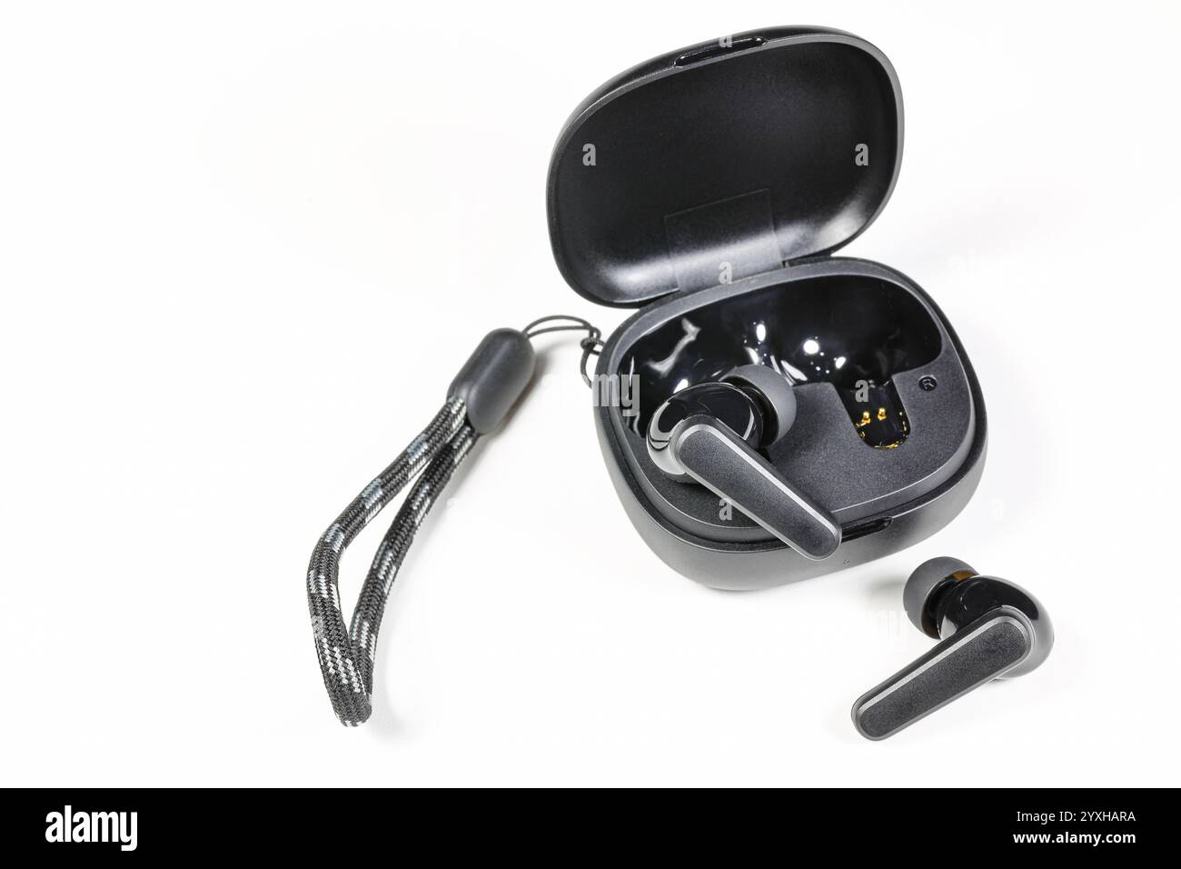 Kabelloser Bluetooth-Ohrhörer oder -Ohrhörer oder Kopfhörer mit Ladetasche auf weißem Hintergrund. Stockfoto