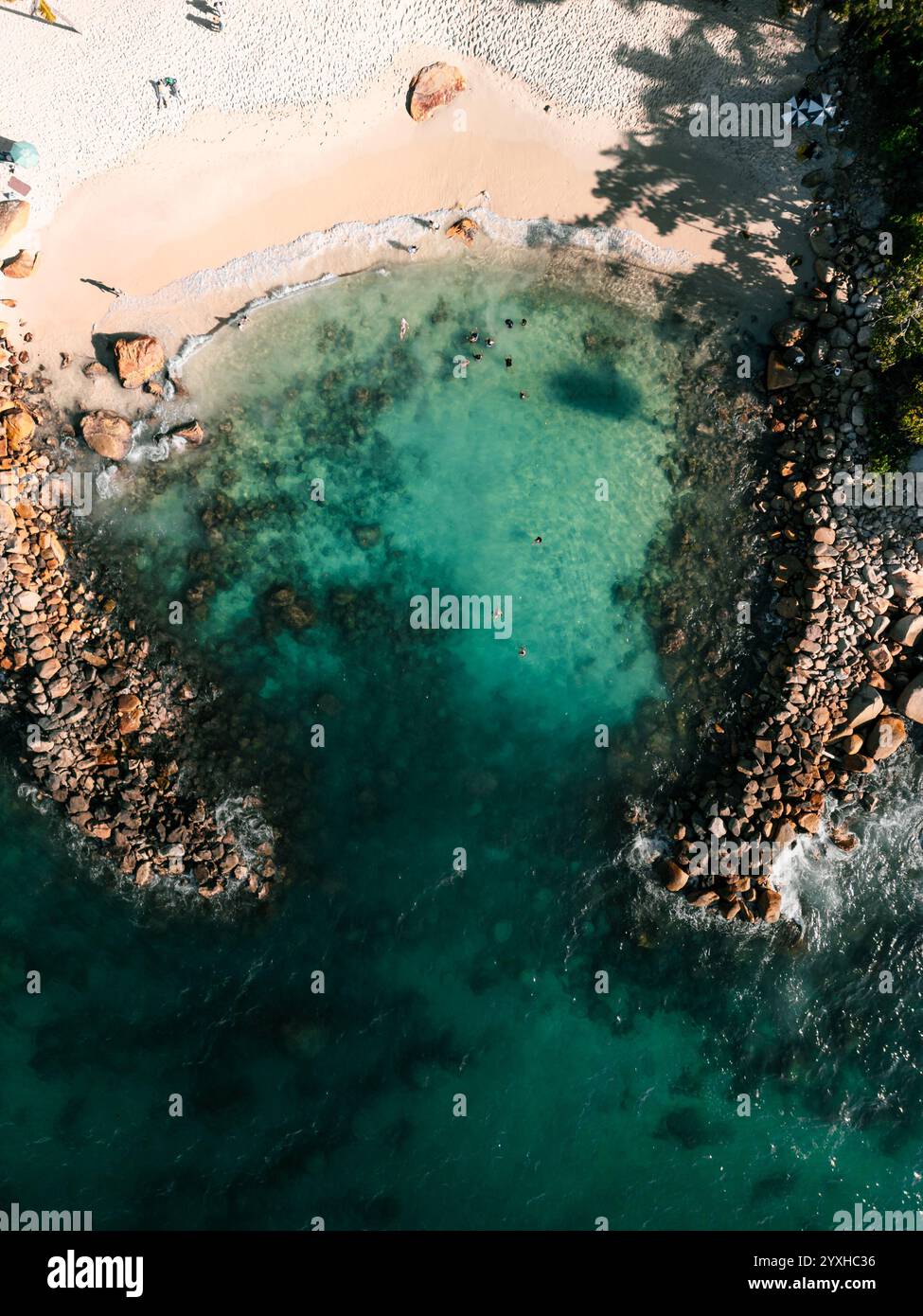 Blick von oben auf Playa Esmeralda in Puerto Vallarta, Mexiko, mit kristallklarem blauem Meereswasser. Stockfoto