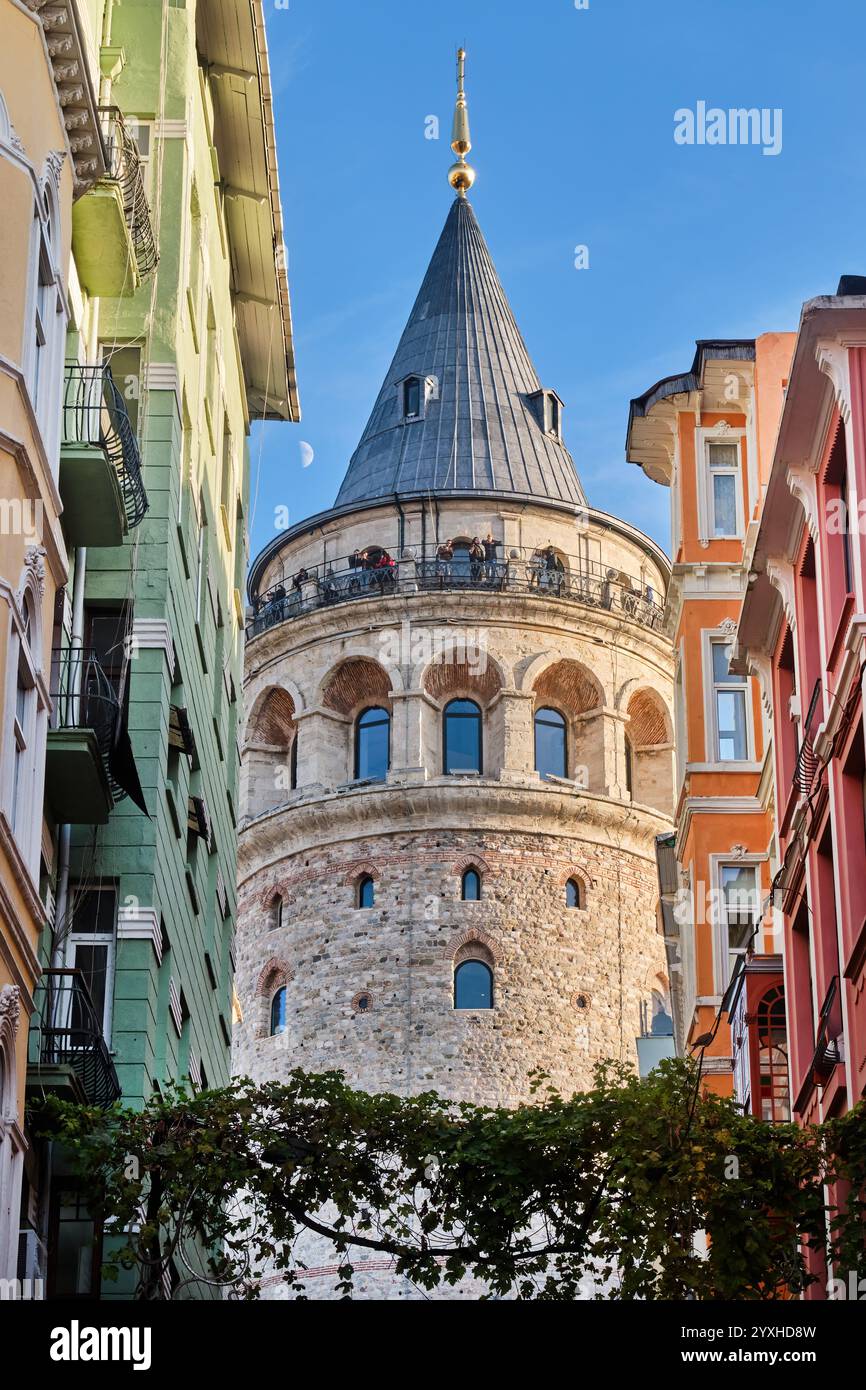 Niedrigwinkelaufnahme Des Galata-Turms Mit Historischen Apartments, Istanbul, Türkei Stockfoto