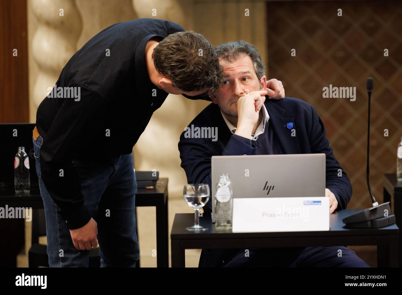 Blankenberge, Belgien. Dezember 2024. Der Bürgermeister von Blankenberges Björn Prasse wurde während des gemeinderats von Blankenberge mit der Wahl des Vorsitzenden am Montag, dem 16. Dezember 2024, in Blankenberge dargestellt. Die Mitglieder des gemeinderates legten ihren Eid am 4. Dezember während der Einrichtungssitzung des gemeinderates nach den Kommunalwahlen im Oktober in Belgien ab. Zu diesem Zeitpunkt war noch keine Koalition gebildet worden. Der Vorstand wird heute in einer geheimen Abstimmung gewählt. BELGA FOTO KURT DESPLENTER Credit: Belga Nachrichtenagentur/Alamy Live News Stockfoto