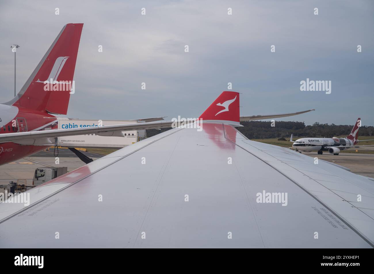 02.11.2024, Melbourne, Victoria, Australien - Blick aus einem Passagierflugzeug vom Typ Airbus A330-200 der australischen Fluggesellschaft Qantas Airways auf die Tragflaeche und Winglet mit dem kultigen Logo des Flying Kangaroo. Links daneben sieht man das Seitenleitwerk eines Flugzeugs der chinesischen Shanghai Airlines. *** 02 11 2024, Melbourne, Victoria, Australien Ansicht von einem Airbus A330 200 Passagierflugzeug der australischen Fluggesellschaft Qantas Airways auf dem Flügel und Winglet mit dem ikonischen Logo des Flying Känguru auf der linken Seite sehen Sie den vertikalen Stabilisator eines Flugzeugs der CH Stockfoto