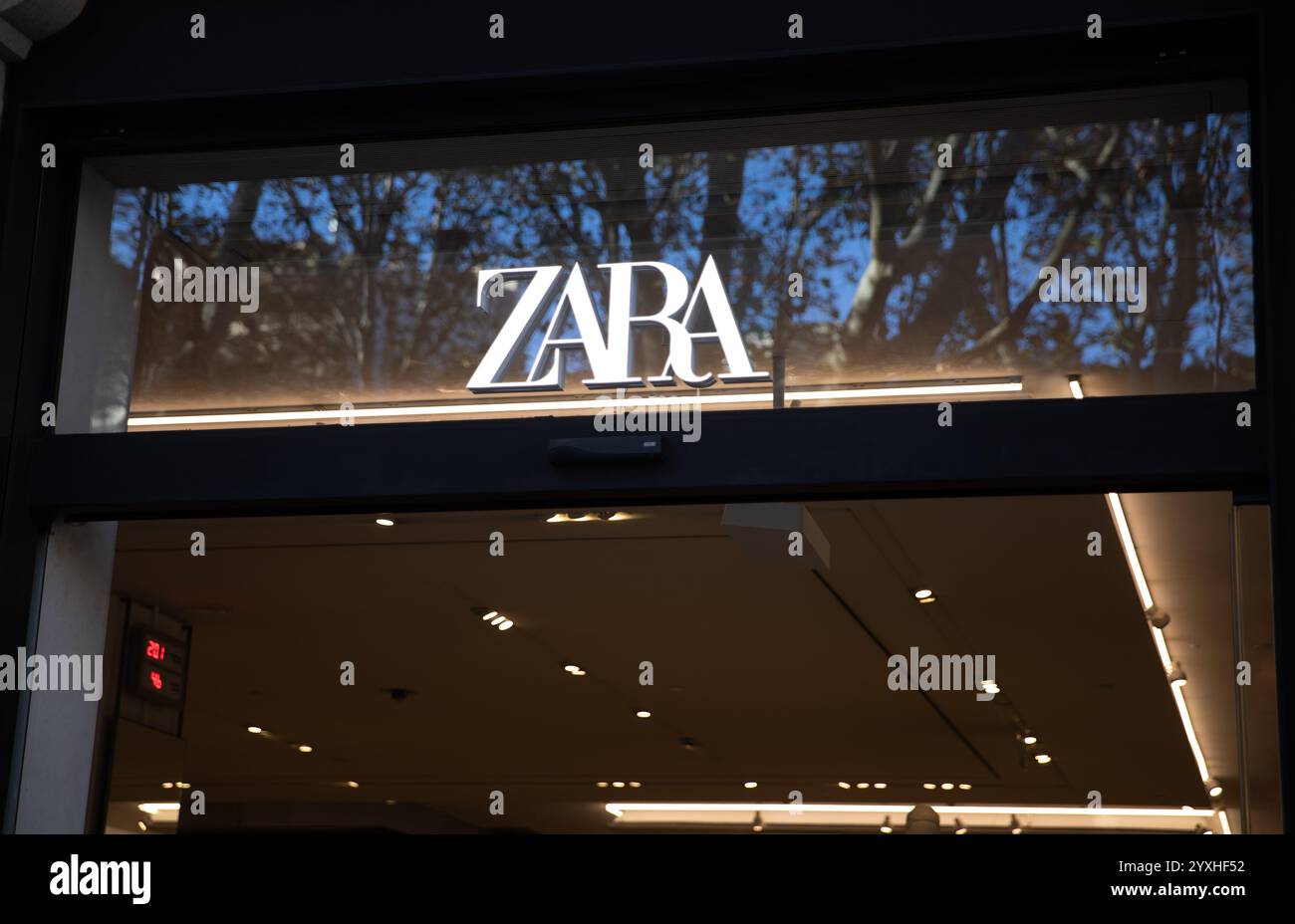 Palma, Spanien. Dezember 2024. Das Markenbanner Zara am Eingang eines Geschäfts auf der Avenida, geboren in Palma, Mallorca. Quelle: Clara Margais/dpa/Alamy Live News Stockfoto