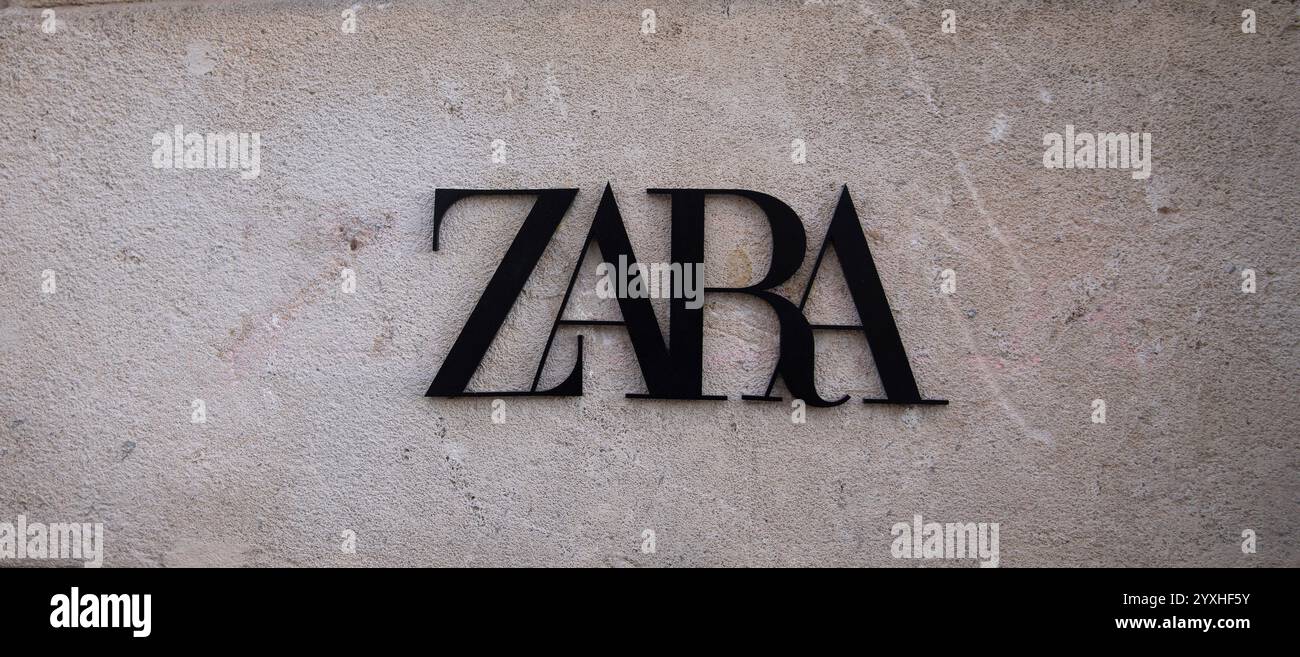 Palma, Spanien. Dezember 2024. Das Markenbanner Zara am Eingang eines Geschäfts auf der Avenida, geboren in Palma, Mallorca. Quelle: Clara Margais/dpa/Alamy Live News Stockfoto