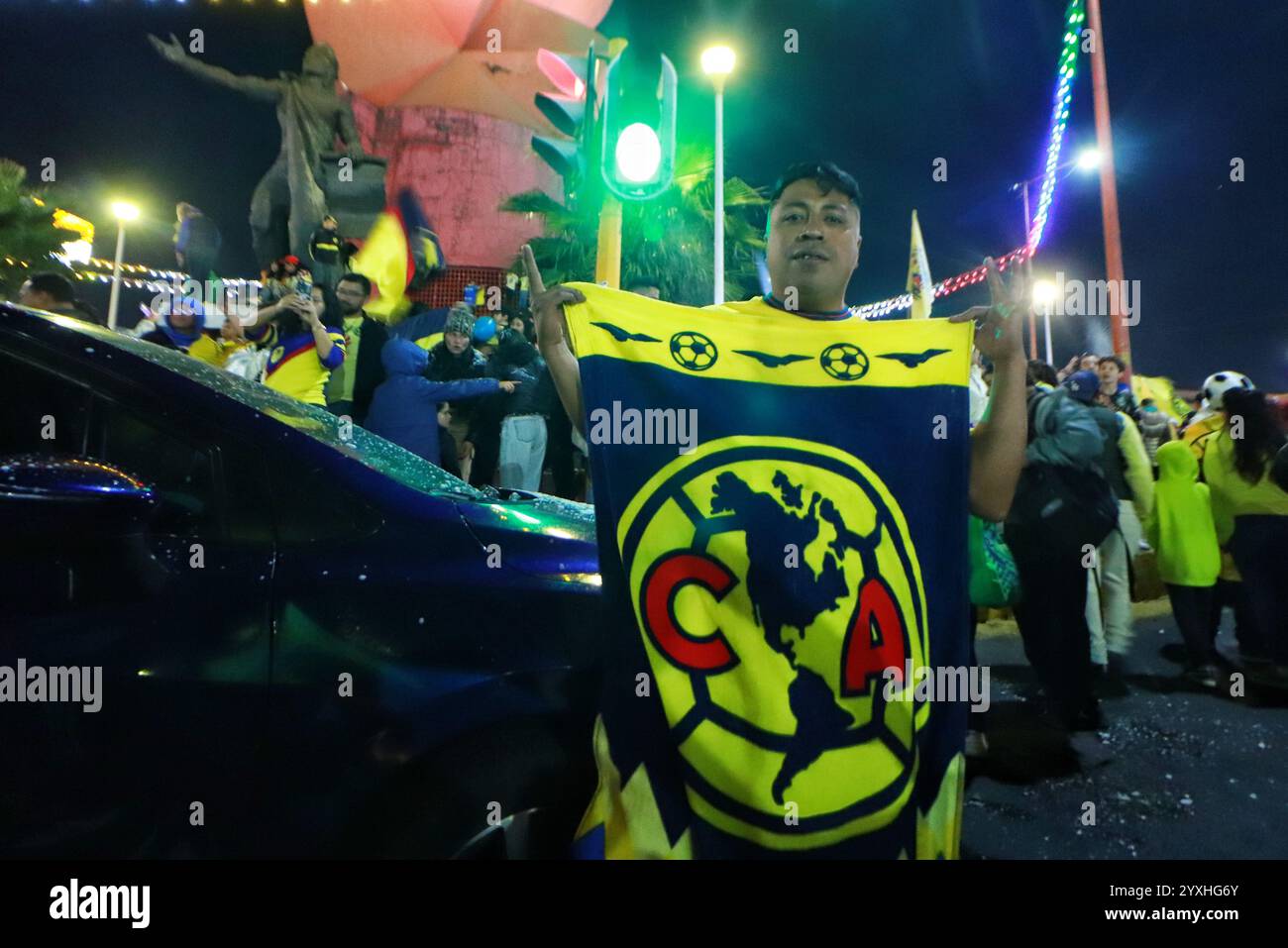 Mexiko-Stadt, Mexiko. Dezember 2024. Hunderte von Club America Fans besuchen das Coyote Monument in Ciudad Nezahualcóyotl, um zu feiern, nachdem Club America den ersten dreimaligen Champion in kurzen Turnieren und den 16. Platz in seiner Geschichte gewann. Am 15. Dezember 2024 in Mexiko-Stadt. (Foto: Carlos Santiago/ Credit: Eyepix Group/Alamy Live News Stockfoto