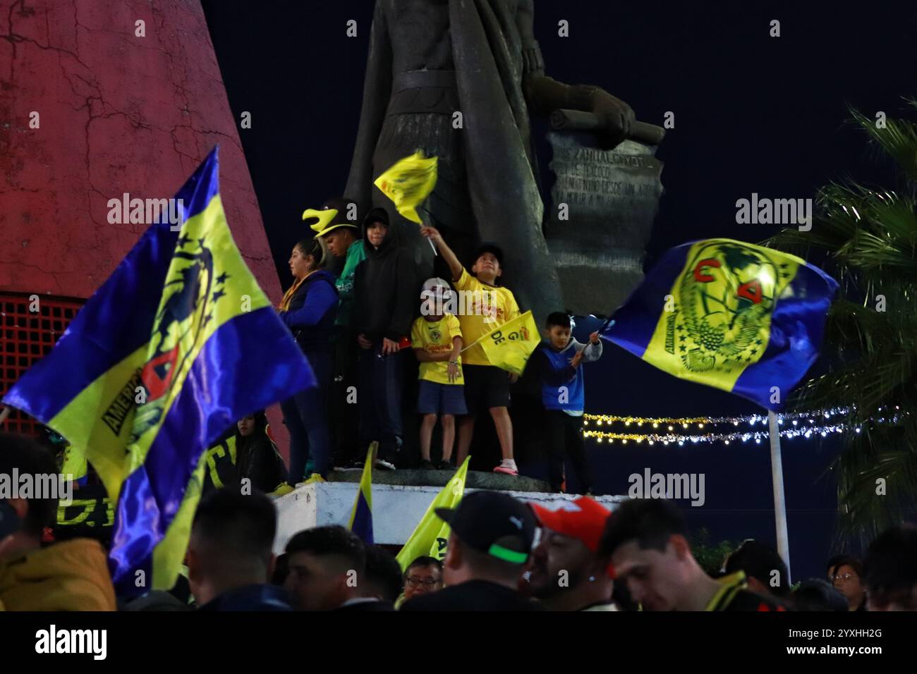 Mexiko-Stadt, Mexiko. Dezember 2024. Hunderte von Club America Fans besuchen das Coyote Monument in Ciudad Nezahualcóyotl, um zu feiern, nachdem Club America den ersten dreimaligen Champion in kurzen Turnieren und den 16. Platz in seiner Geschichte gewann. Am 15. Dezember 2024 in Mexiko-Stadt. (Foto: Carlos Santiago/Eyepix Group/SIPA USA) Credit: SIPA USA/Alamy Live News Stockfoto