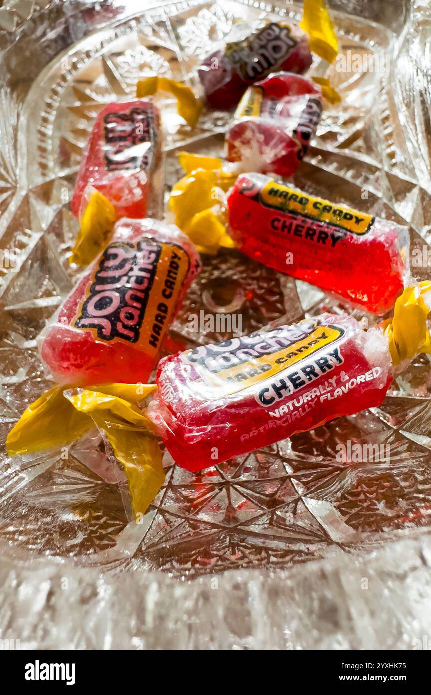 Jolly Rancher Hard Candy in einer schweren Süßigkeitenschale aus klarem Glas. - Smartphone-aufgenommenes Stockfoto