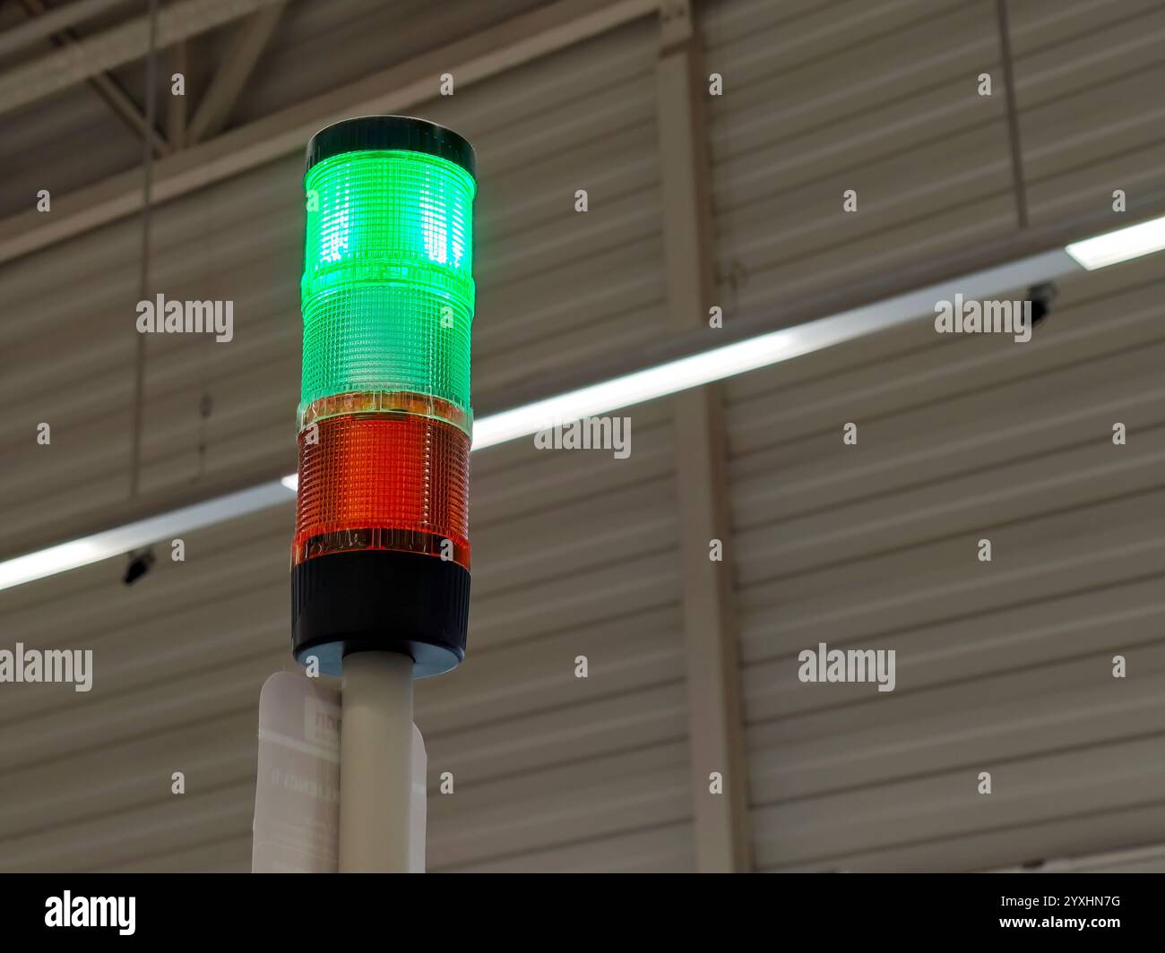 Grüne Signalleuchte leuchtet auf und rotes Licht erlischt an der Kaufabwicklung im Einzelhandel zur Anzeige des Betriebszustands. Stockfoto