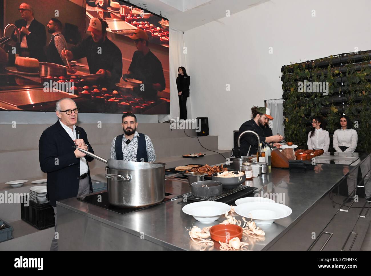 Mailand, Italien. Dezember 2024. Mailand, Italien Bluehouse Einweihung des Mailänder Showrooms des sardischen Südtiroler Unternehmens, das Holzgebäude und Häuser entwirft, baut, renoviert, die in der Lage sind, hohe Qualitätsstandards in Einklang mit der Umwelt zu fördern, mit Show Cooking von Küchenchef Luigi Cassago auf dem Foto: Marco Bittuleri CEO von Bluehouse, Gaetano Settimo Koordinator der Nationalen Studiengruppe für Innenraumverschmutzung (GDS) des Istituto Superiore Independent di Sanità (Alamy) Stockfoto