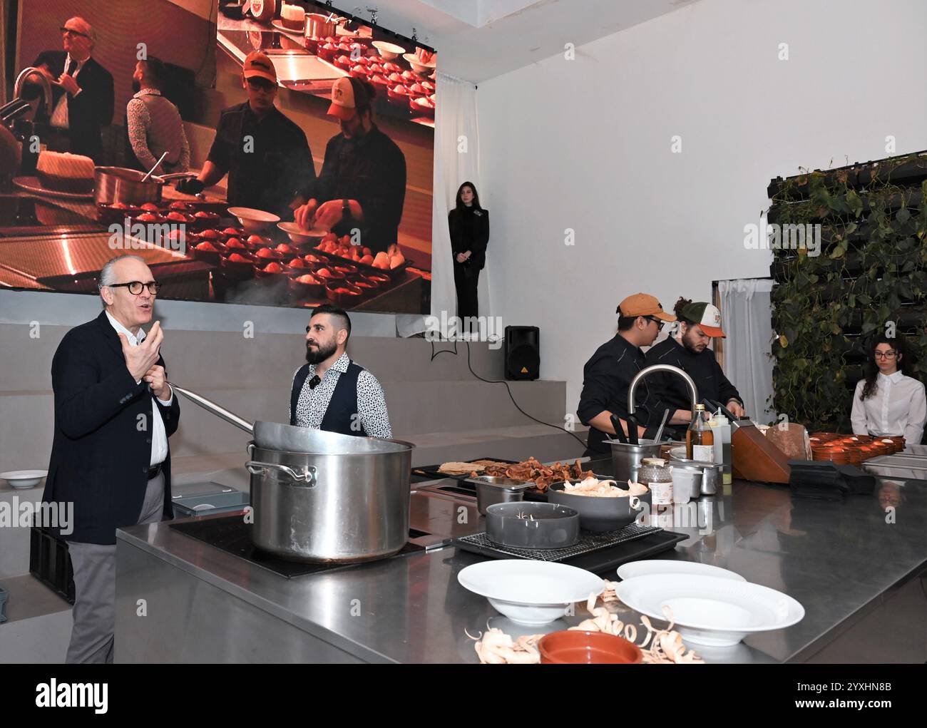 Mailand, Italien. Dezember 2024. Mailand, Italien Bluehouse Einweihung des Mailänder Showrooms des sardischen Südtiroler Unternehmens, das Holzgebäude und Häuser entwirft, baut, renoviert, die in der Lage sind, hohe Qualitätsstandards in Einklang mit der Umwelt zu fördern, mit Show Cooking von Küchenchef Luigi Cassago auf dem Foto: Marco Bittuleri CEO von Bluehouse, Gaetano Settimo Koordinator der Nationalen Studiengruppe für Innenraumverschmutzung (GDS) des Istituto Superiore Independent di Sanità (Alamy) Stockfoto