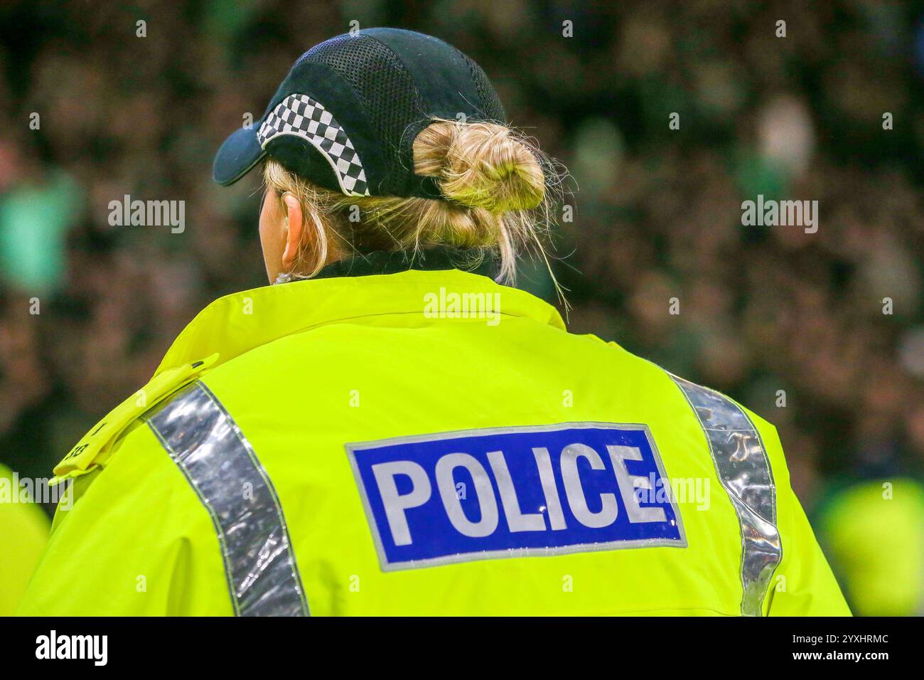 Polizistin der Polizei Schottland beobachtete Fans und Fans des Celtic Football Clubs während des schottischen Fußballfinales in Hampden Stockfoto