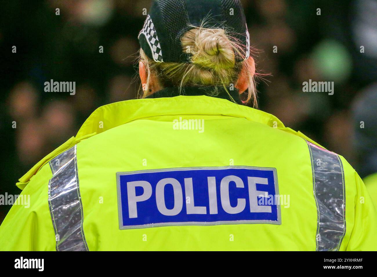 Polizistin der Polizei Schottland beobachtete Fans und Fans des Celtic Football Clubs während des schottischen Fußballfinales in Hampden Stockfoto