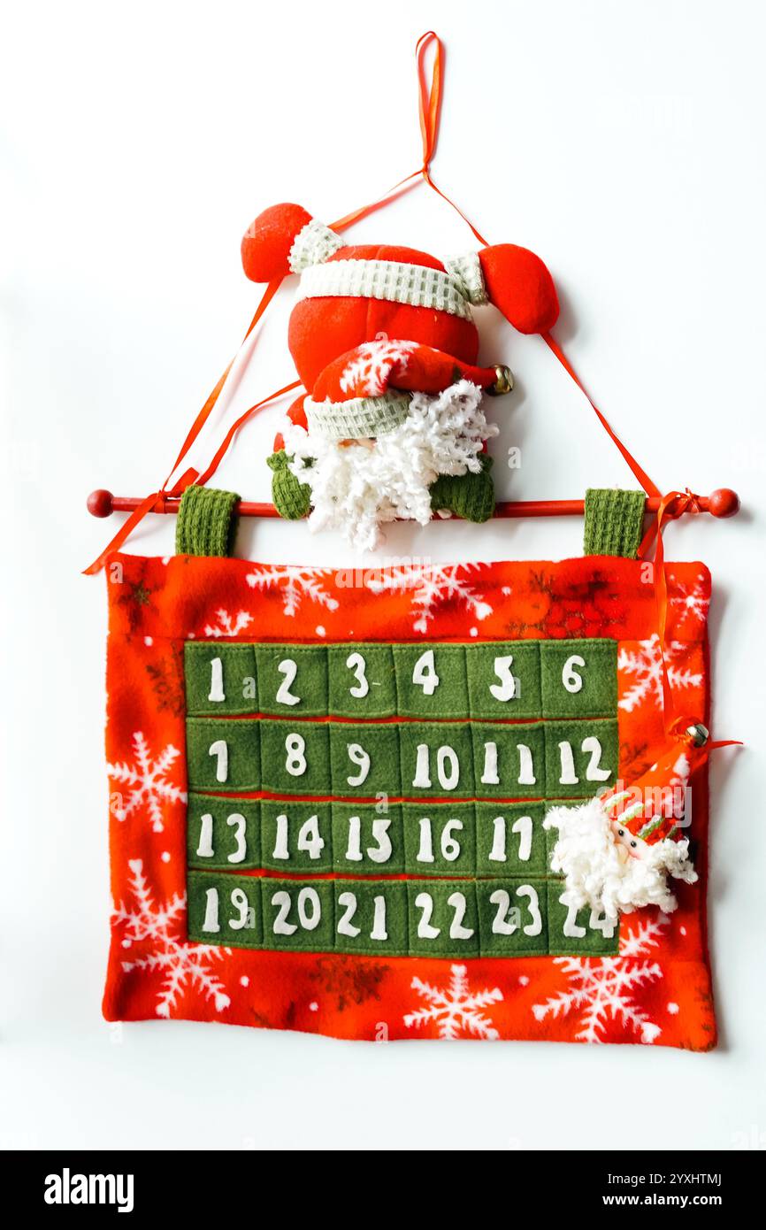 Adventskalender mit Weihnachtsmann aus rotem, grünem und weißem Filzstoff zum Abzählen auf Weihnachten, weißer Hintergrund Stockfoto