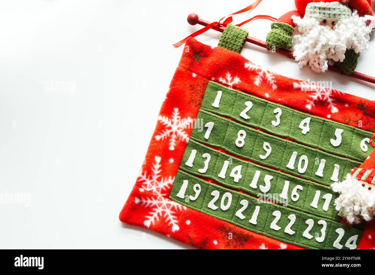 Adventskalender mit Weihnachtsmann aus rotem, grünem und weißem Filzstoff zum Abzählen auf Weihnachten, weißer Hintergrund Stockfoto