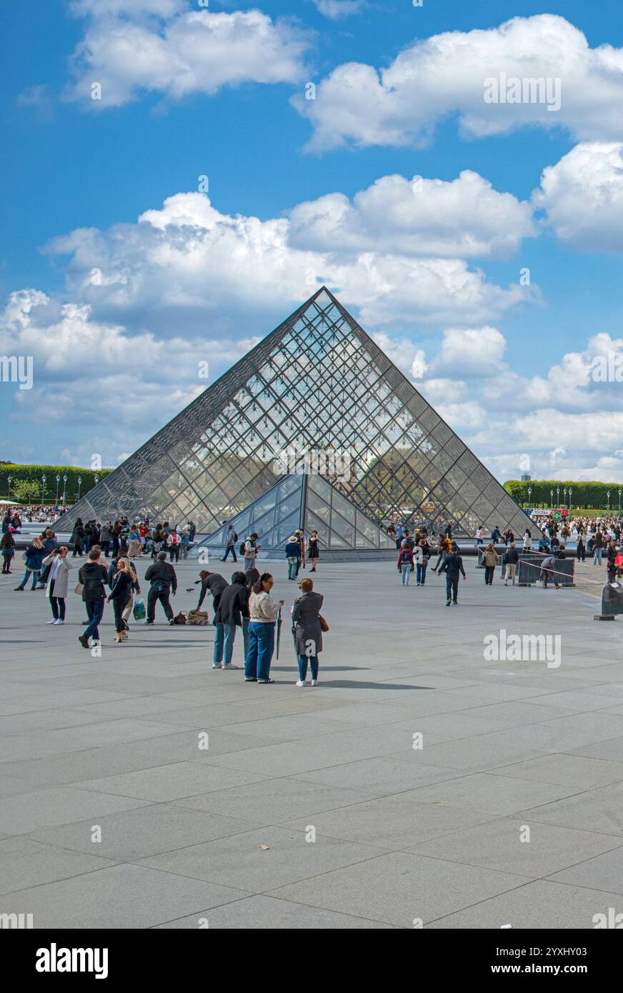 Menschen im Musée du Louvre mit der berühmten Glaspyramide. Eines der Sehenswürdigkeiten in Paris, Frankreich Stockfoto