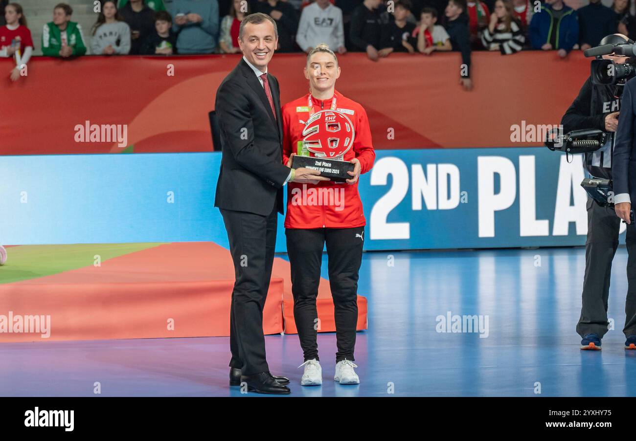 20241215 EHF Frauen Handball-Europameisterschaft WIEN, ÖSTERREICH - 15. DEZEMBER: European Handball Federation -EHF- erster Vizepräsident Predrag Boskovic, Spieler des Siegers der Silbermedaille das dänische Team während der Medaillenzeremonie der Frauen Handball-Europameisterschaft - Frauen EHF Euro 2024 Handball Championchip unter dem Motto -Catch the Spirit- in der Halle D der Wiener Stadthalle am 15. Dezember 2024 in Wien, Österreich. 241215 SEPA 17 176 Copyright: XIsabellexOuvrardx SEPAxMedia Stockfoto