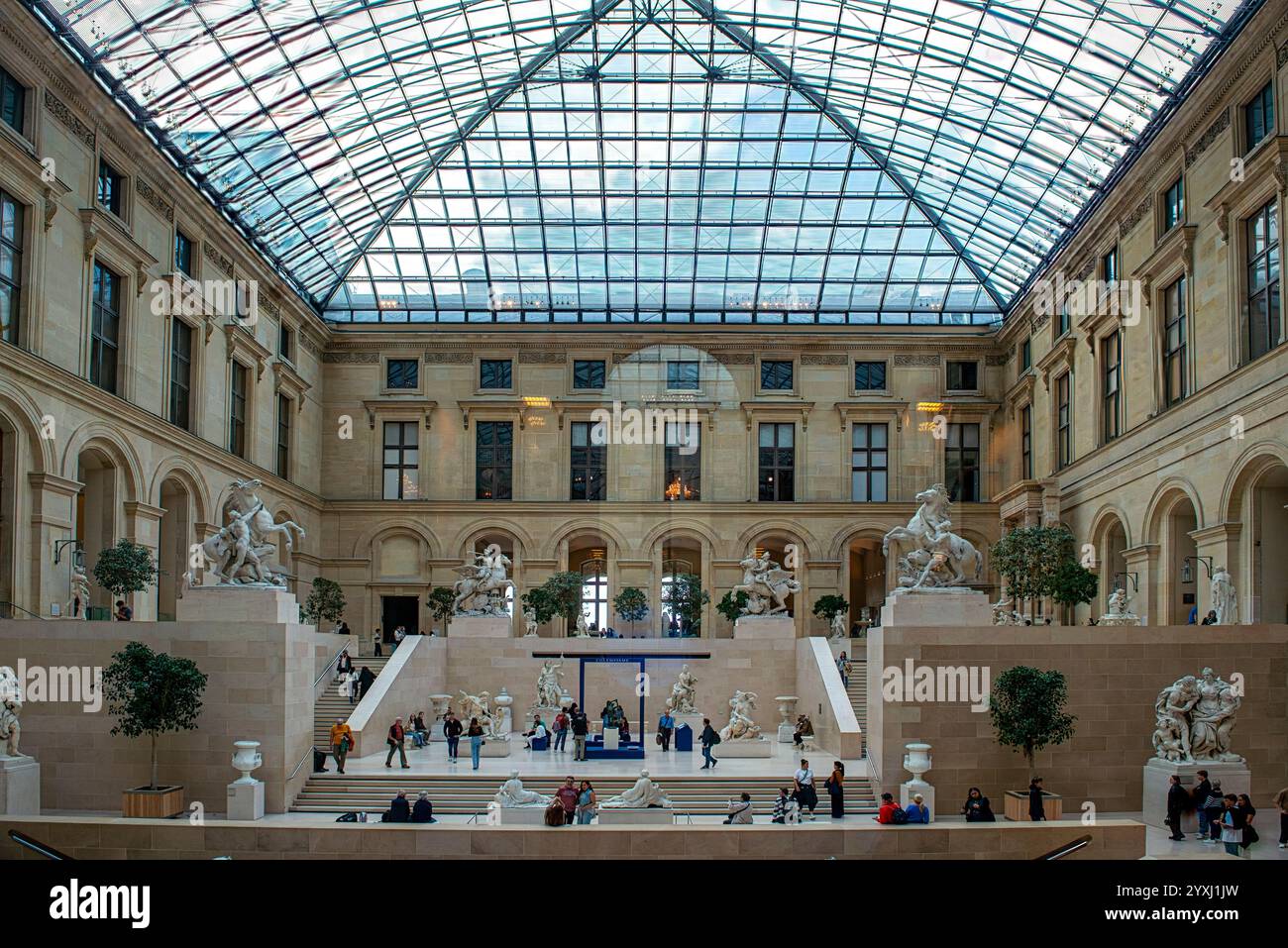 Menschen im Musée du Louvre mit der berühmten Glaspyramide. Eines der Sehenswürdigkeiten in Paris, Frankreich Stockfoto