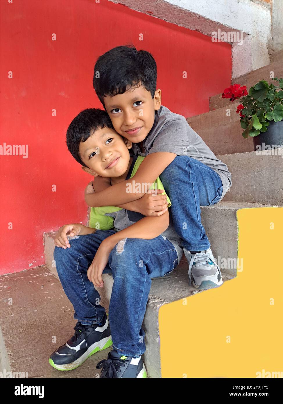 Zwei 7-jährige männliche Kinder umarmen sich wie Brüder und zeigen ihre Bruderschaft in Armut Stockfoto